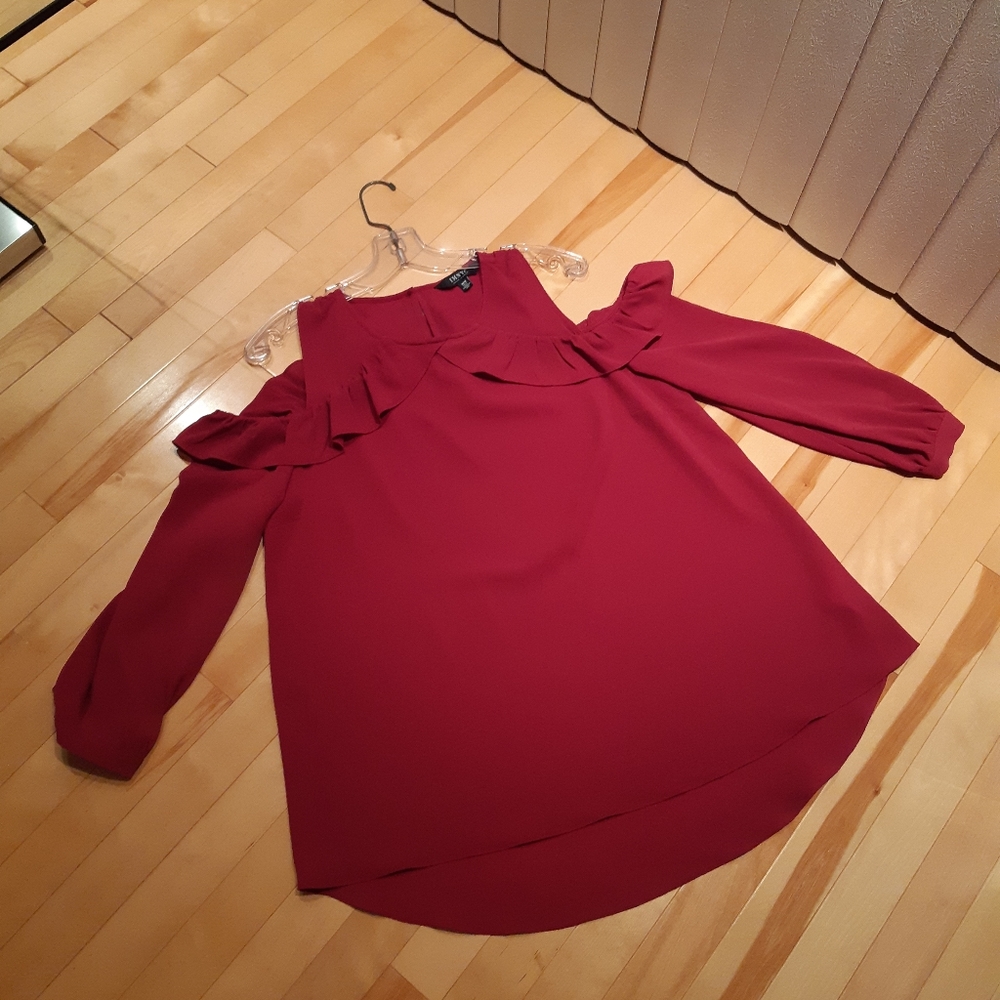IMNYC Isaac Mizrahi cold shoulder top
